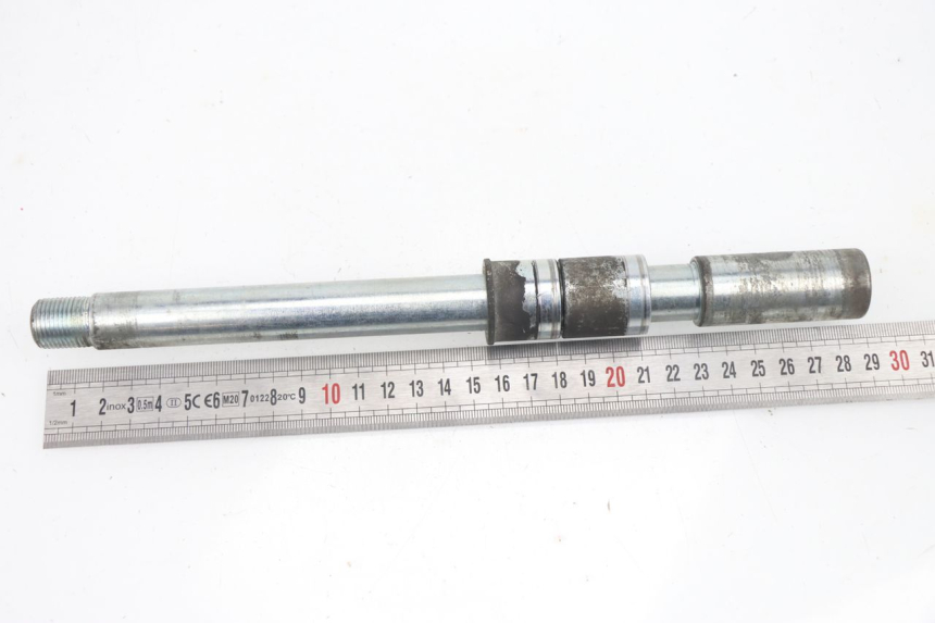 photo de FRONT WHEEL AXLE KYMCO XCITING 500 (2007 - 2010)