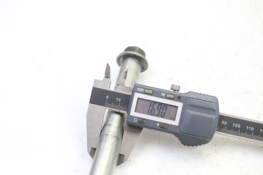 photo de FRONT WHEEL AXLE YAMAHA XJ6 ABS 600 (2008 - 2016)