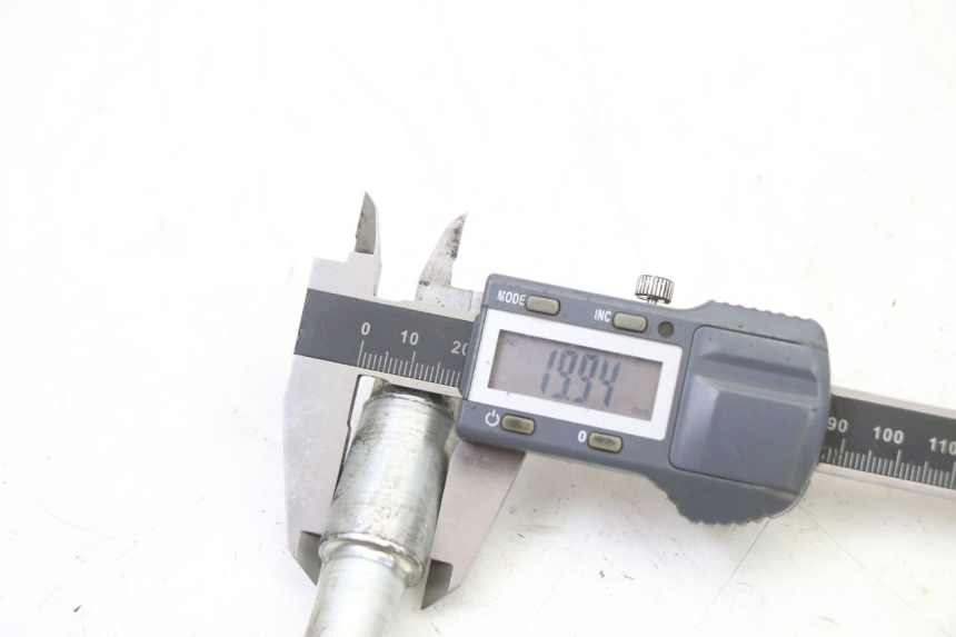 photo de FRONT WHEEL AXLE HONDA XLV VARADERO 125 (2000 - 2006)