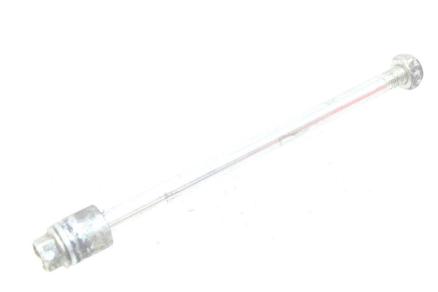 photo de FRONT WHEEL AXLE YAMAHA D'ELIGHT DELIGHT 115 (2013 - 2017)