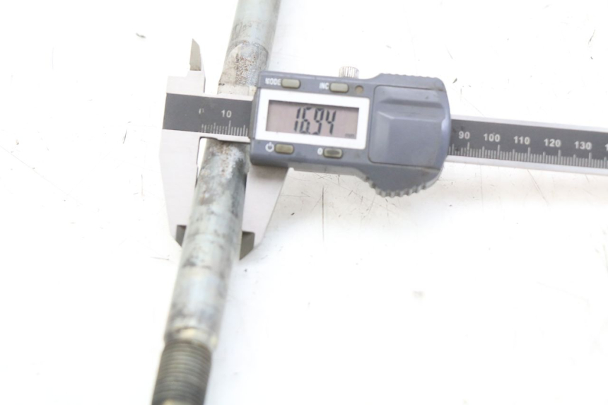 photo de FRONT WHEEL AXLE YAMAHA XJ600 XJ DIVERSION 600 (1992 - 1997)