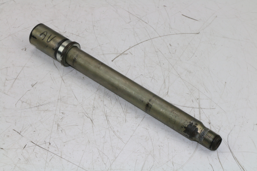 photo de FRONT WHEEL AXLE YAMAHA XP T-MAX TMAX ABS 530 (2012 - 2015)