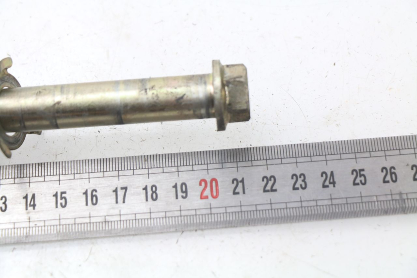 photo de FRONT WHEEL AXLE YAMAHA YBR 125 (2007 - 2009)