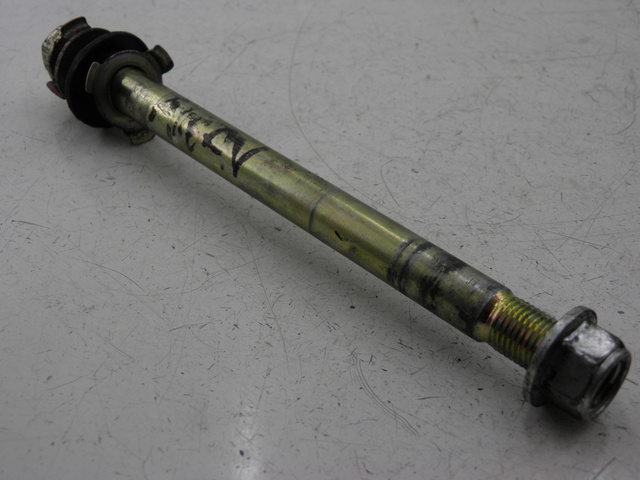 photo de FRONT WHEEL AXLE YAMAHA YBR CUSTOM 125 (2008 - 2010)