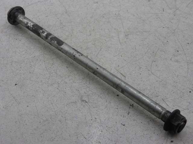 photo de FRONT WHEEL AXLE YAMAHA YP MAJESTY 125 (2002 - 2006)