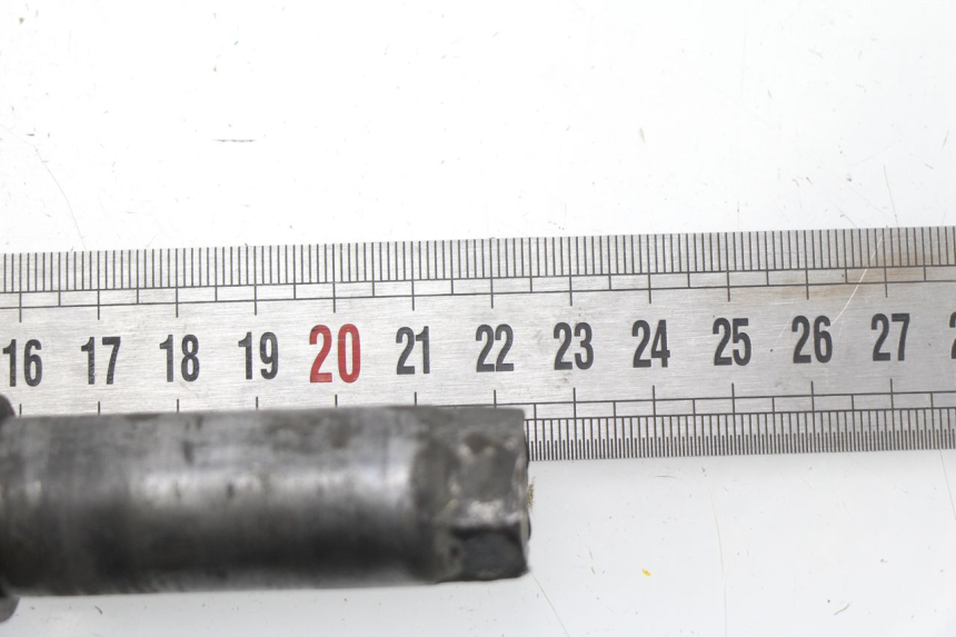 photo de FRONT WHEEL AXLE YAMAHA YZ 125 (1998 - 2005)