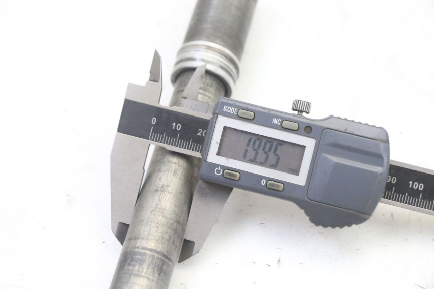 photo de FRONT WHEEL AXLE YAMAHA YZ-F YZF 250 (2007 - 2013)