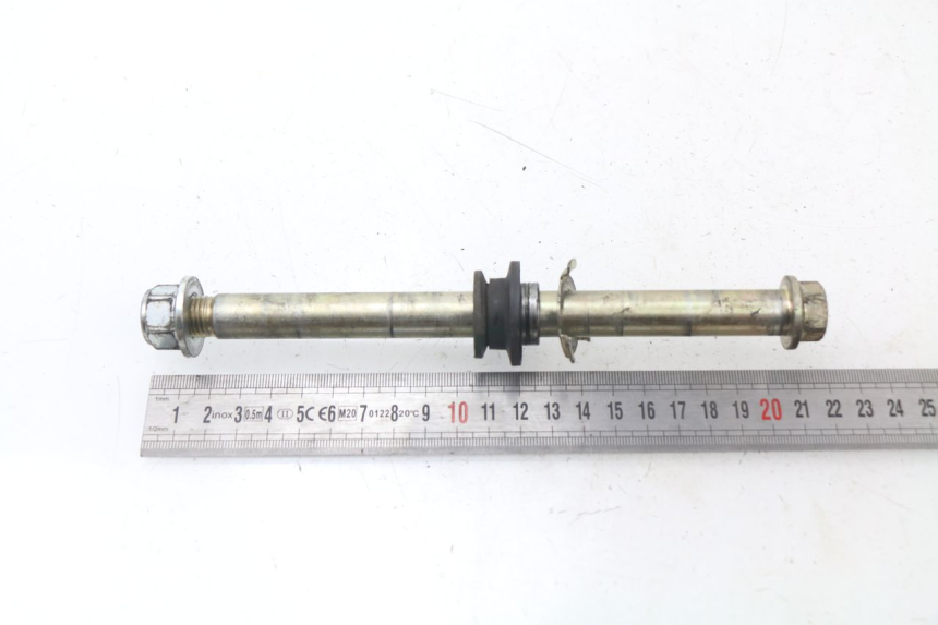 photo de FRONT WHEEL AXLE YAMAHA YBR 125 (2007 - 2009)