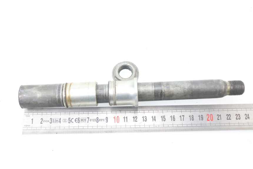 photo de FRONT WHEEL AXLE YAMAHA YZ 125 (1998 - 2005) - Zoom on usage condition