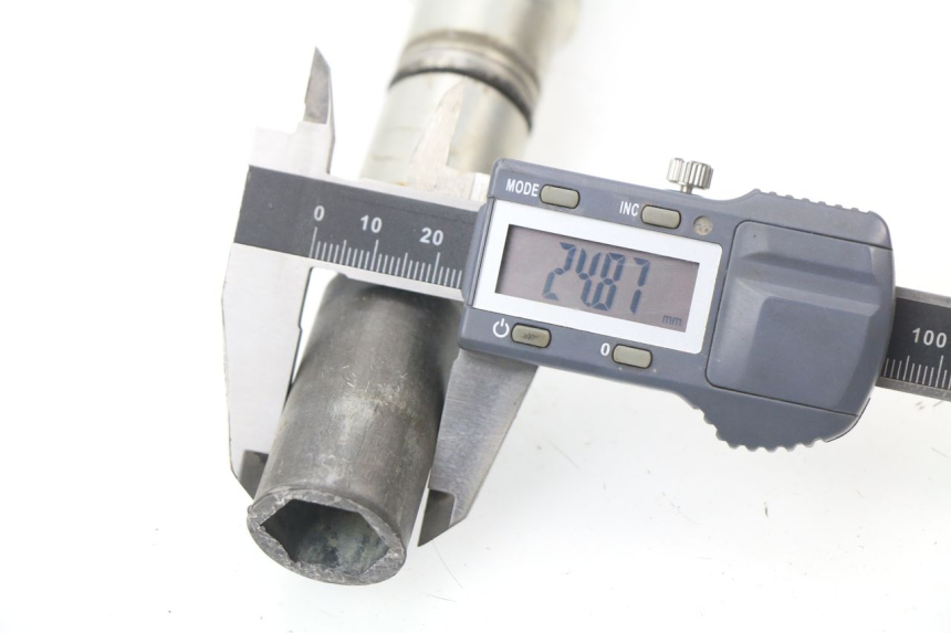 photo de FRONT WHEEL AXLE YAMAHA YZ 125 (1998 - 2005) - Alternative perspective