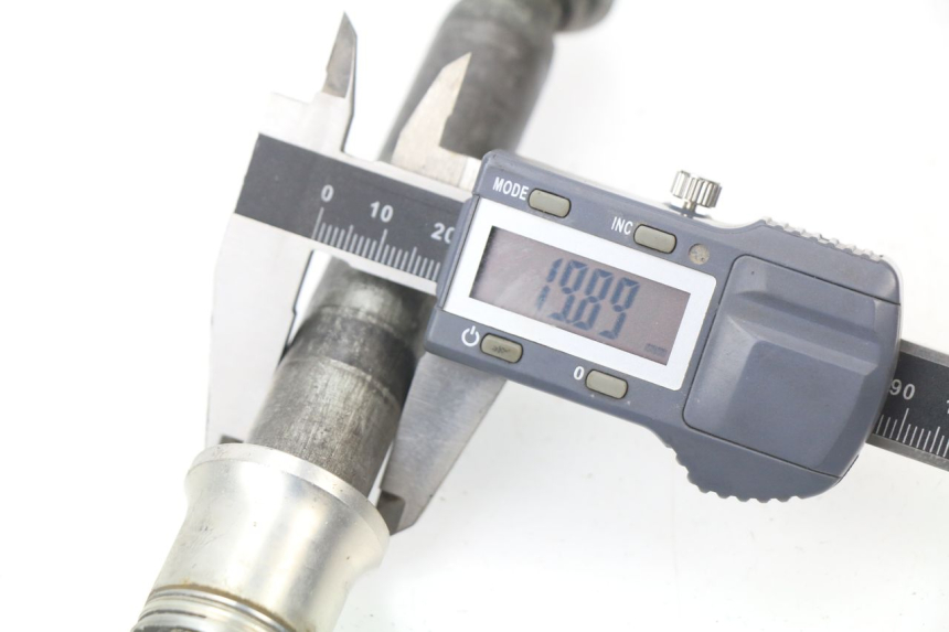 photo de FRONT WHEEL AXLE YAMAHA YZ 125 (1998 - 2005) - Technical close-up