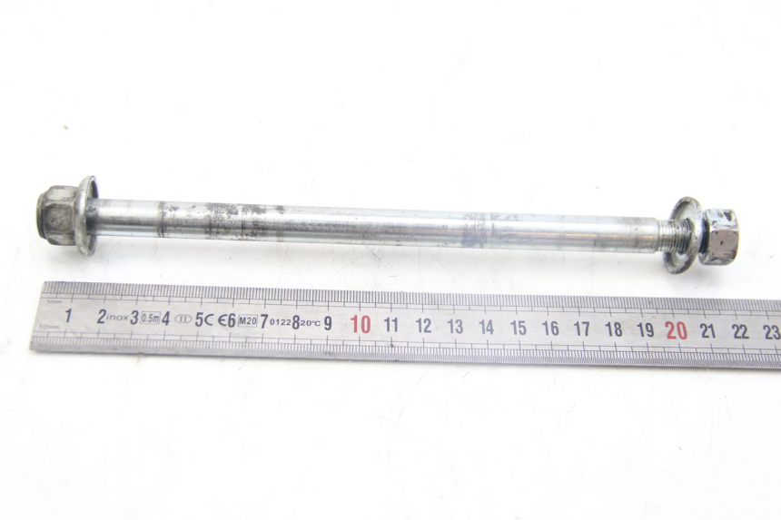 photo de FRONT WHEEL AXLE PIAGGIO ZIP 4T 50 (2018 - 2020) - Zoom on usage condition