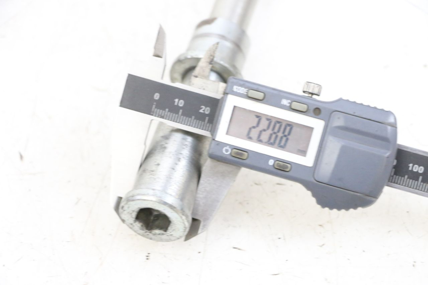 photo de FRONT WHEEL AXLE KAWASAKI ZR 7 750 (1999 - 2001) - Technical close-up