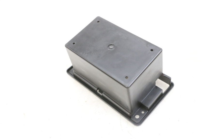 photo de BATTERY BOX JM MOTORS SANTANA EVO 50 (2024 - 2026) - Zoom on usage condition