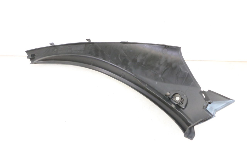 photo de REAR RIGHT BELLY PANEL PIAGGIO MP3 RL 250 (2007 - 2010) - Zoom on usage condition