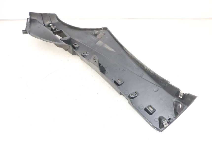 photo de RIGHT LOWER SIDE PANEL PIAGGIO FLY 4T 50 (2013 - 2017) - Zoom on usage condition