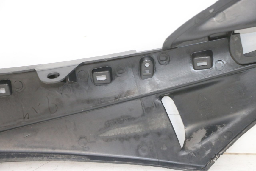 photo de RIGHT LOWER SIDE PANEL PIAGGIO FLY 4T 50 (2013 - 2017) - Fixing points details