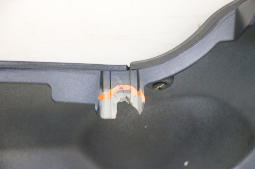 photo de RIGHT BELLY PANEL PIAGGIO MP3 RL 250 (2007 - 2010) - Fixing points details