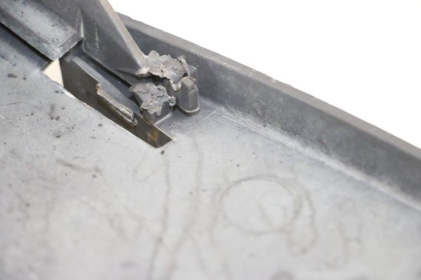 photo de MUD FLAP PEUGEOT VIVACITY 100 (1999 - 2008) - Fixing points details