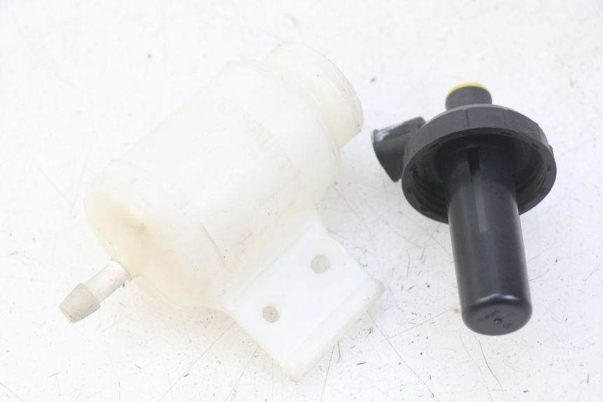 photo de BRAKE FLUID JAR RENAULT TWIZY 45 (2012 - 2019)