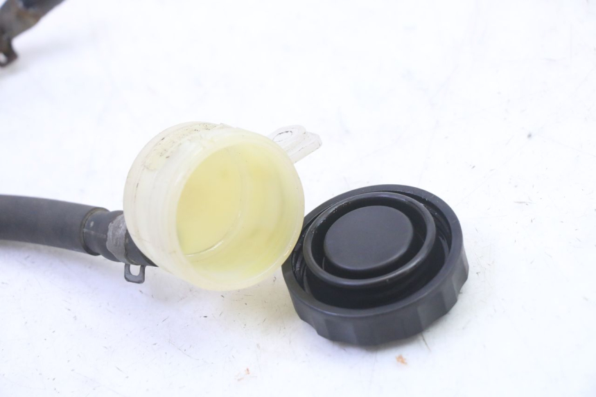 photo de BRAKE FLUID JAR TRIUMPH SPRINT 900 (1995 - 1998)