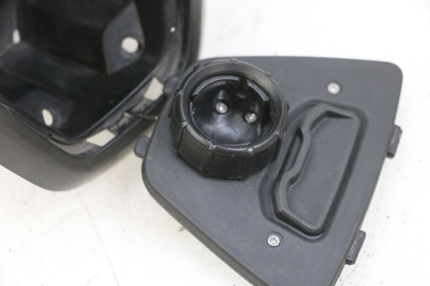 photo de GLOVE BOX PEUGEOT SPEEDFIGHT 4 4T EFI 50 (2021 - 2025) - Zoom on usage condition