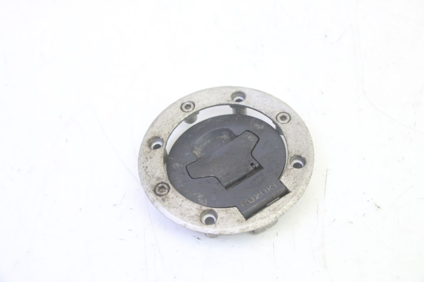 photo de FUEL TANK CAP SUZUKI DL V STROM 1000 (2002 - 2007) - Alternative perspective