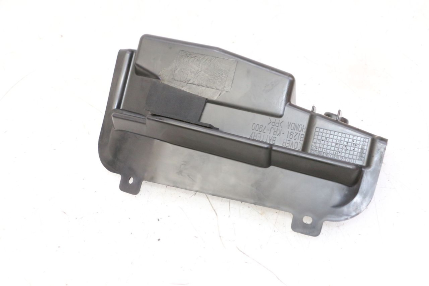 photo de BATTERY COVER HONDA FES S-WING SWING ABS 125 (2007 - 2015)