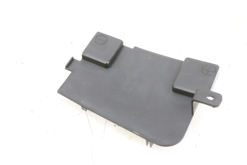 photo de BATTERY COVER SYM GTS EVO 125 (2009 - 2013) - Zoom on usage condition