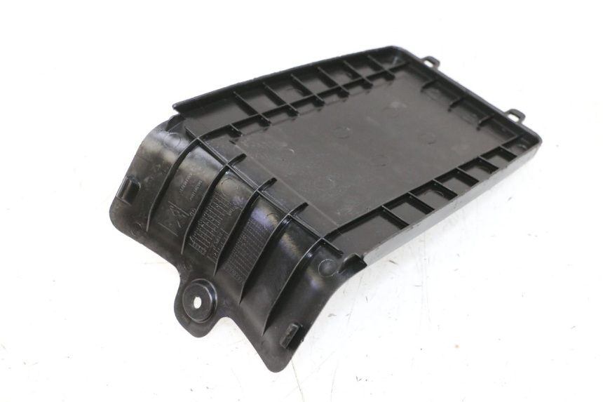 photo de BATTERY COVER PEUGEOT KISBEE 4T 50 (2010 - 2017) - Zoom on usage condition