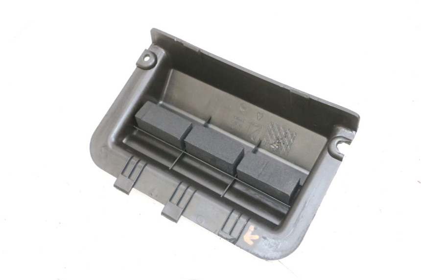 photo de BATTERY COVER PIAGGIO NEW TYPHOON 50 (2018 - 2021) - Zoom on usage condition