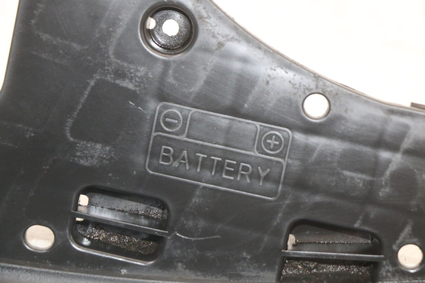 photo de BATTERY COVER SUZUKI BURGMAN 125 (2018 - 2021)