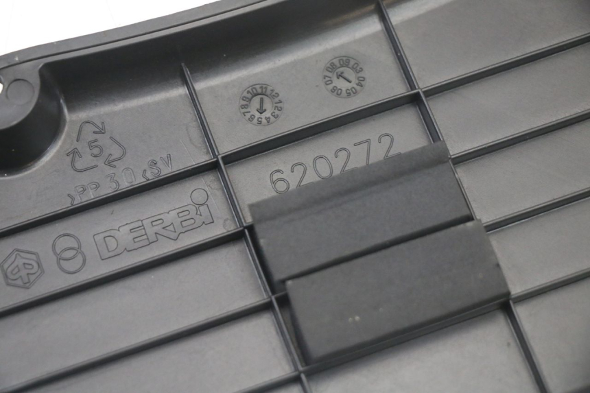photo de BATTERY COVER PIAGGIO XEVO - X EVO 125 (2007 - 2016) - Technical close-up
