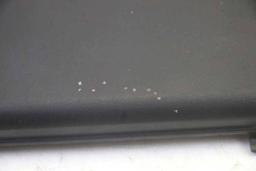 photo de BATTERY COVER PIAGGIO XEVO - X EVO 125 (2007 - 2016) - Zoom on usage condition