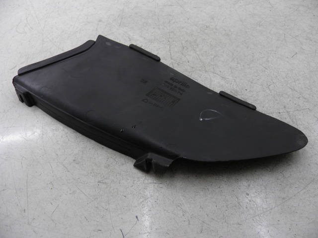 photo de RIGHT UNDERSEAT PANEL APRILIA LEONARDO 125 (1999 - 2001)