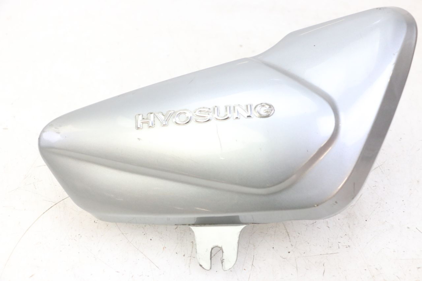 photo de RIGHT SIDE UNDER SEAT COVER HYOSUNG GV AQUILA 125 (2000 - 2004)