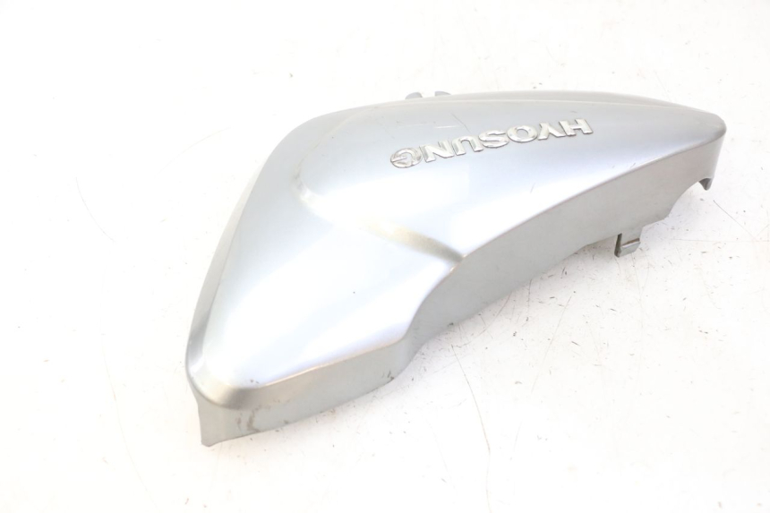 photo de RIGHT SIDE UNDER SEAT COVER HYOSUNG GV AQUILA 125 (2000 - 2004)