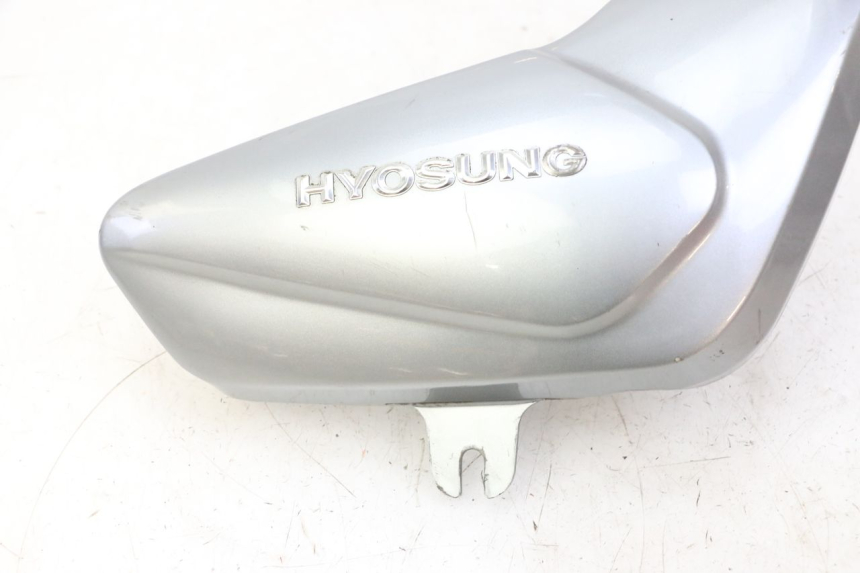 photo de RIGHT SIDE UNDER SEAT COVER HYOSUNG GV AQUILA 125 (2000 - 2004)