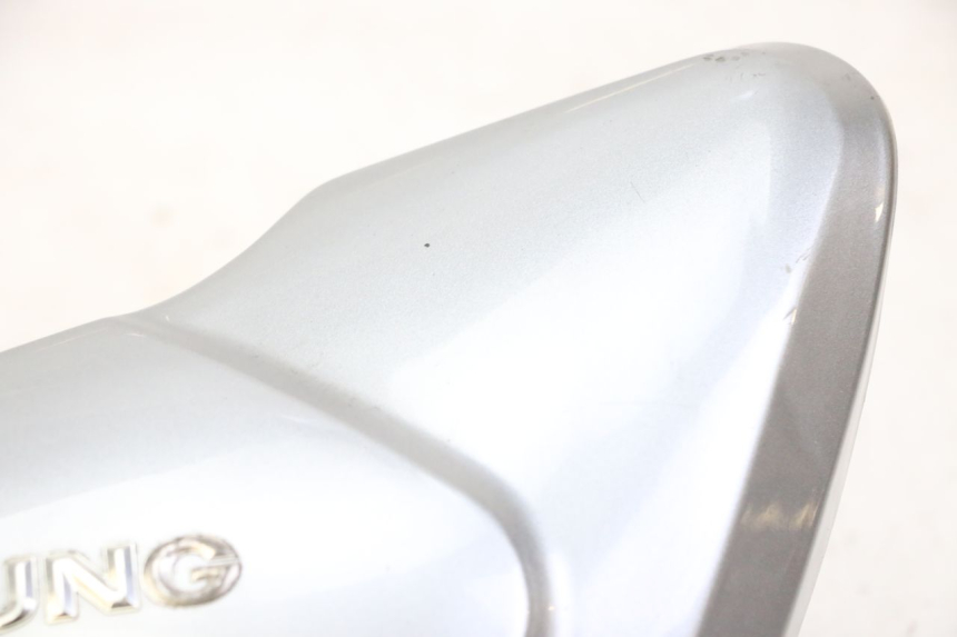 photo de RIGHT SIDE UNDER SEAT COVER HYOSUNG GV AQUILA 125 (2000 - 2004)