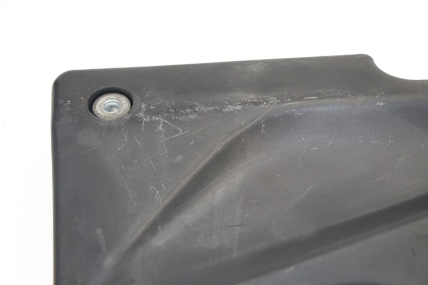 photo de RIGHT UNDERSEAT PANEL DAELIM VJ ROADWIN 125 (2004 - 2007)