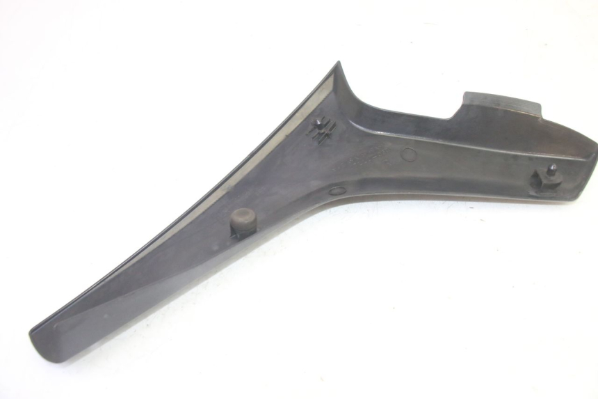 photo de RIGHT UNDERSEAT PANEL SUZUKI DL V STROM 1000 (2002 - 2007) - Fixing points details