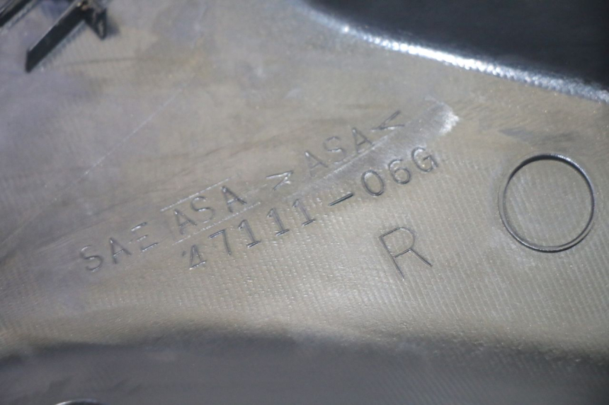 photo de RIGHT UNDERSEAT PANEL SUZUKI DL V STROM 1000 (2002 - 2007) - Surface and material condition