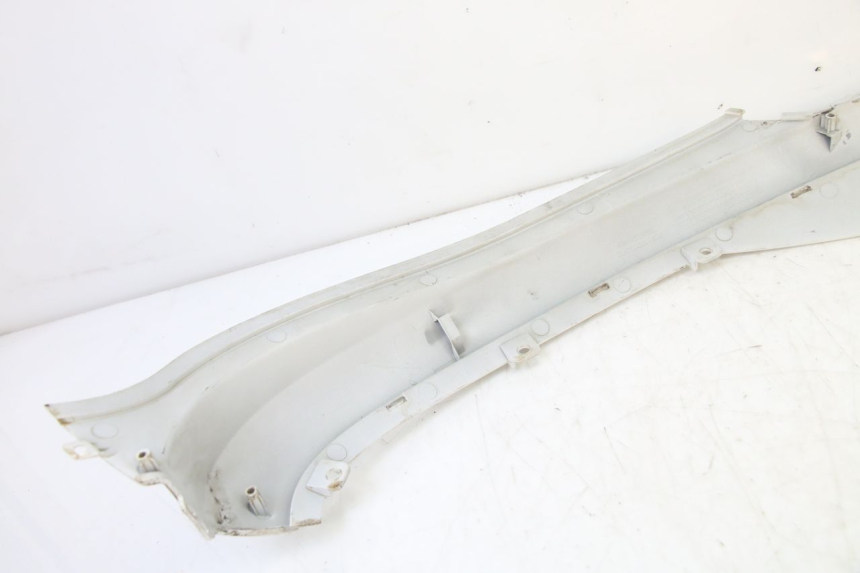 photo de RIGHT SIDE UNDER SEAT COVER SYM FIDDLE 3 III 125 (2014 - 2020)