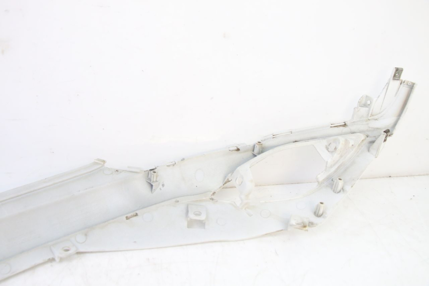 photo de RIGHT SIDE UNDER SEAT COVER SYM FIDDLE 3 III 125 (2014 - 2020)