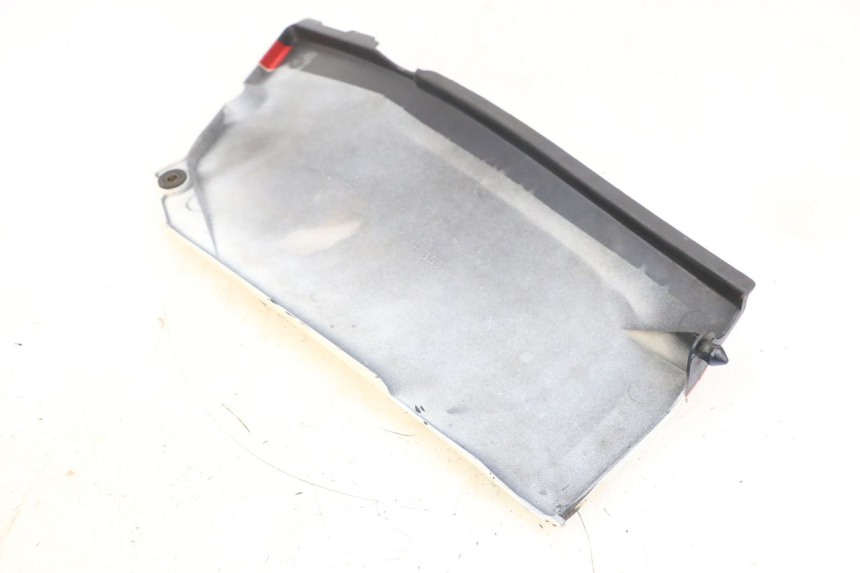 photo de RIGHT UNDERSEAT PANEL KAWASAKI GPX R WARBIRD 600 (1988 - 1993) - Zoom on usage condition