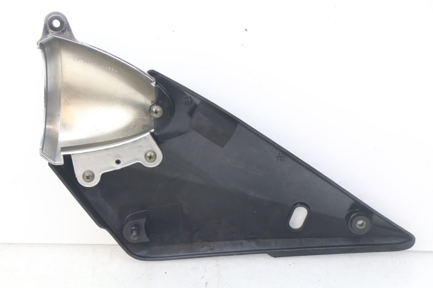 photo de RIGHT UNDERSEAT PANEL SUZUKI GSF N BANDIT 600 (2000 - 2004) - Technical close-up