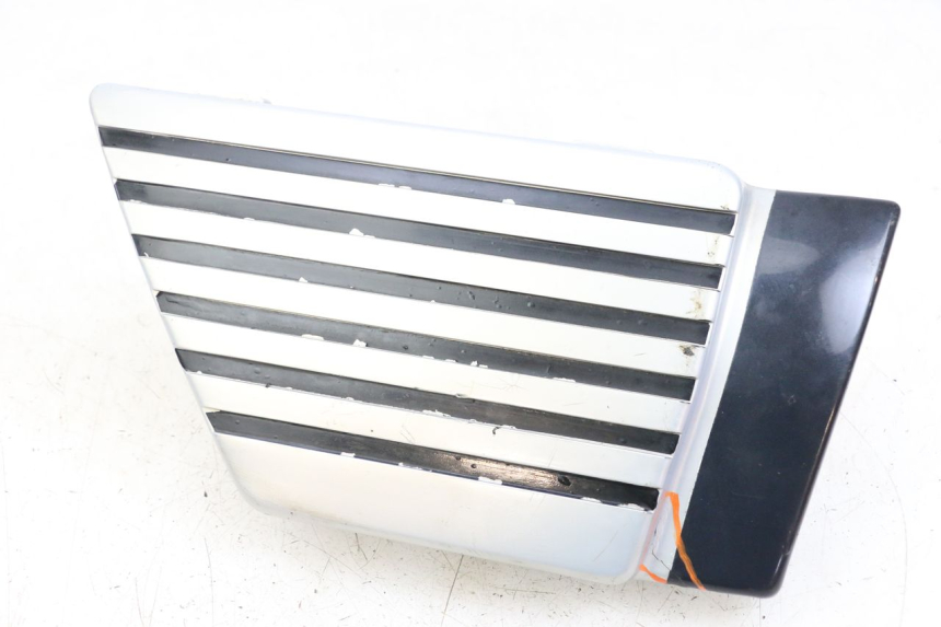 photo de RIGHT UNDERSEAT PANEL SUZUKI GSX E 250 (1982 - 1983)