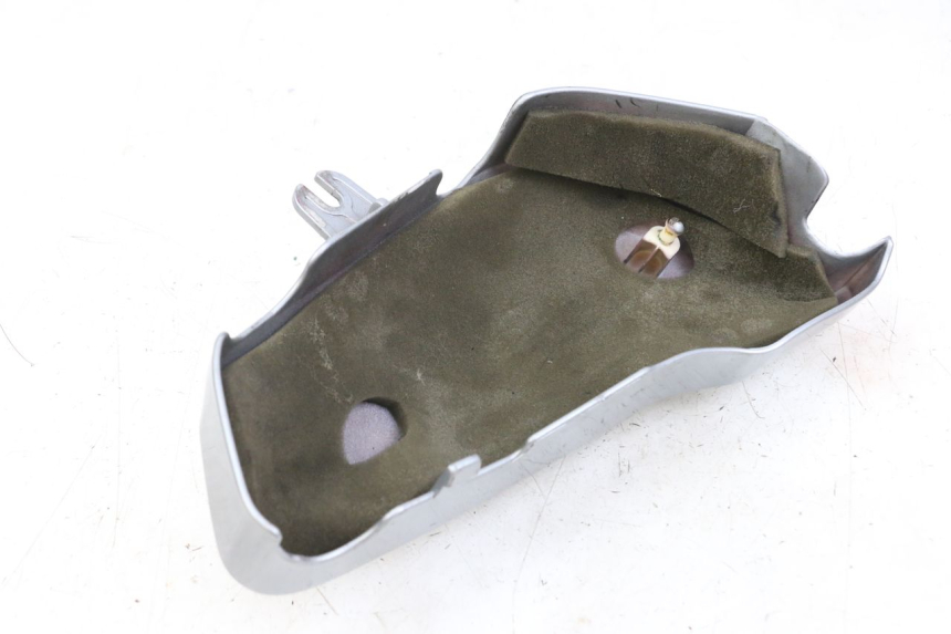 photo de RIGHT SIDE UNDER SEAT COVER HYOSUNG GV AQUILA 125 (2000 - 2004)