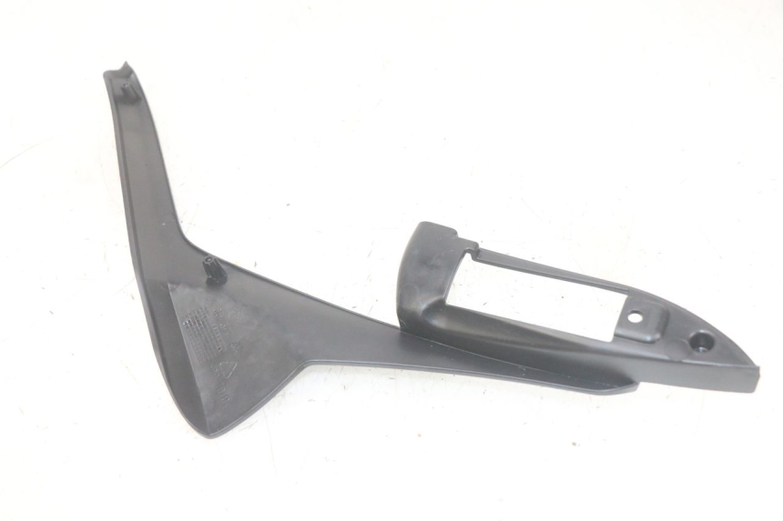 photo de RIGHT UNDERSEAT PANEL PIAGGIO MP3 HPE 300 (2019 - 2026) - Zoom on usage condition