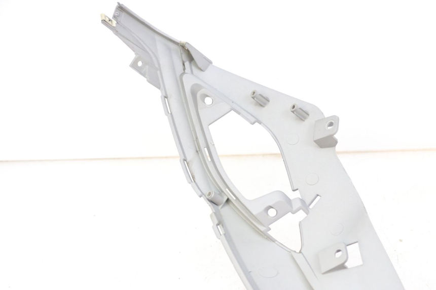 photo de RIGHT SIDE UNDER SEAT COVER SYM FIDDLE 3 III 125 (2014 - 2020)